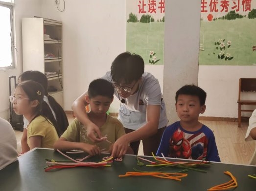 七彩假期“予爱童行”志愿服务队点亮乡村教育之光,创意课堂与文化探索并行 七彩假期“予爱童行”志愿服务队点亮乡村教育之光,创意课堂与文化探索并行