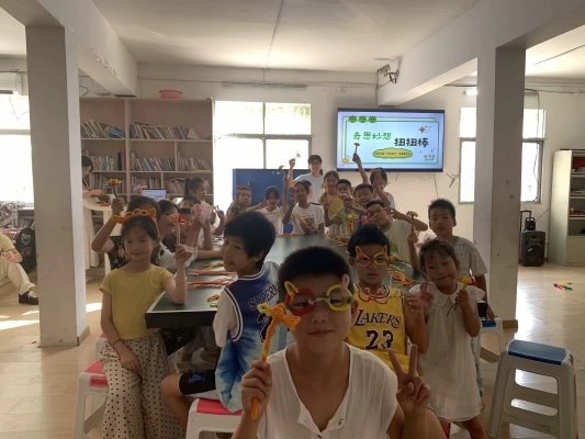 七彩假期“予爱童行”志愿服务队点亮乡村教育之光,创意课堂与文化探索并行 七彩假期“予爱童行”志愿服务队点亮乡村教育之光,创意课堂与文化探索并行